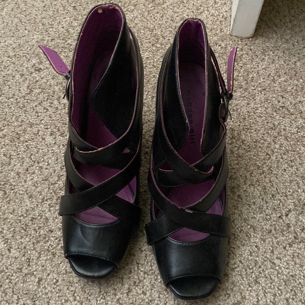 Black casual heels